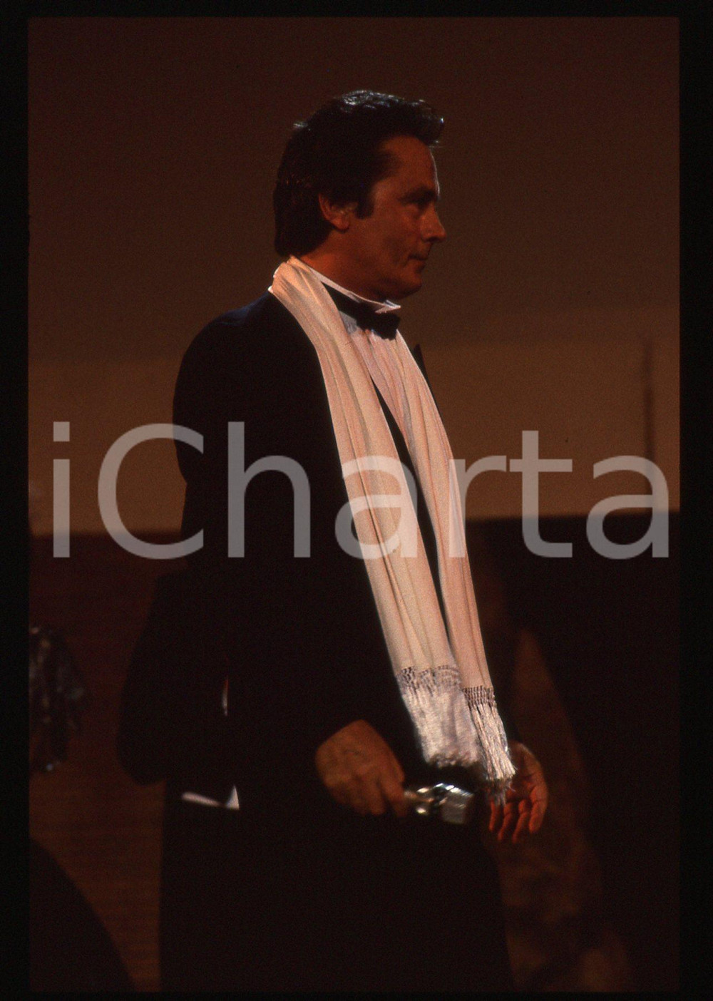 Alain DELON - TEATRO GRECO TAORMINA 1989 35 mm vintage slide 3 Diapositiva d'epoca, in formato 35 mm.CONDIZIONI: GOODE' severamente vietata la riproduzione. Tutti i diritti sono riservati. ICharta mette in vendita, sul negozio eBay e in esclusiva sul sito "icharta" il proprio archivio composto da numerose diapositive e negativi fotografici d'epoca, tutti originali e autentici, che attraversano la storia del costume italiano tra gli la fine degli anni Sessanta e Novanta.Si tratta di uno sguardo inedito sull'attualità, la politica, la vita quotidiana, il gossip e la cultura, che fotografa il cambiamento della nazione in quest'ultimo scorcio del XX secolo. Un'occasione unica per il mercato del collezionismo, che vede finalmente disponibile un archivio eccezionale per vastità, tematiche e condizioni, in un settore (il negativo fotografico e la diapositiva) di assoluta novità e dalle interessanti prospettive di investimento.  GOOD/buono   originale e autentica 1