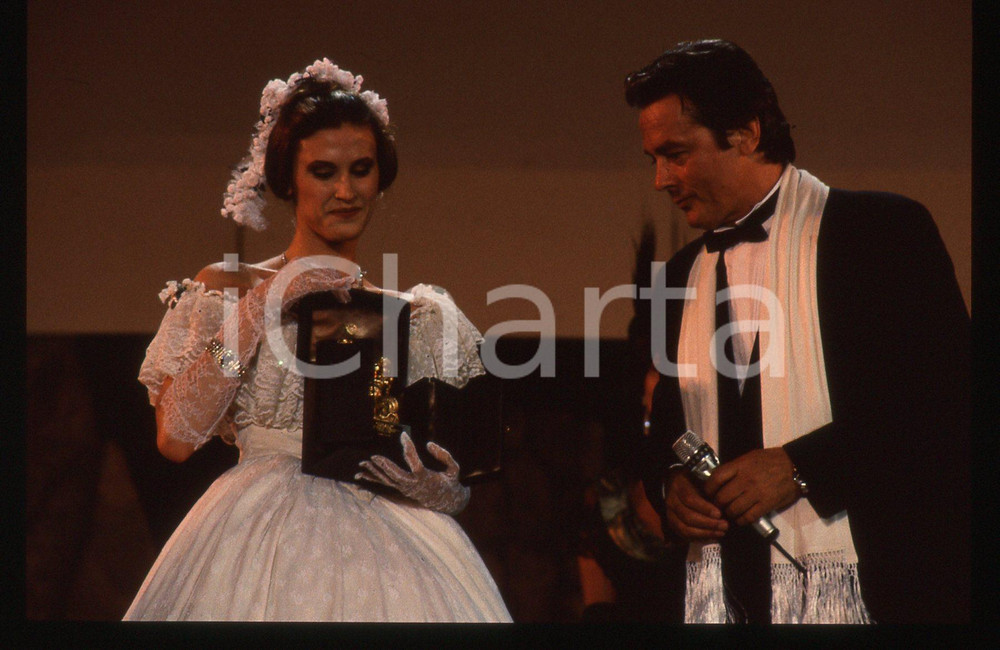 Alain DELON - TEATRO GRECO TAORMINA 1989 35 mm vintage slide 4 Diapositiva d'epoca, in formato 35 mm.CONDIZIONI: GOODE' severamente vietata la riproduzione. Tutti i diritti sono riservati.ICharta mette in vendita, sul negozio eBay e in esclusiva sul sito "icharta" il proprio archivio composto da numerose diapositive e negativi fotografici d'epoca, tutti originali e autentici, che attraversano la storia del costume italiano tra gli la fine degli anni Sessanta e Novanta.Si tratta di uno sguardo inedito sull'attualità, la politica, la vita quotidiana, il gossip e la cultura, che fotografa il cambiamento della nazione in quest'ultimo scorcio del XX secolo. Un'occasione unica per il mercato del collezionismo, che vede finalmente disponibile un archivio eccezionale per vastità, tematiche e condizioni, in un settore (il negativo fotografico e la diapositiva) di assoluta novità e dalle interessanti prospettive di investimento.  GOOD/buono   originale e autentica 1
