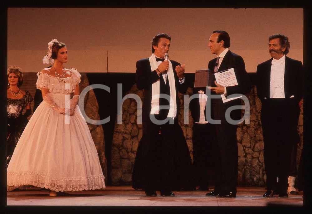 Alain DELON e Pippo BAUDO - TEATRO GRECO TAORMINA 1989 35 mm vintage slide 2 Diapositiva d'epoca, in formato 35 mm.CONDIZIONI: GOODE' severamente vietata la riproduzione. Tutti i diritti sono riservati.ICharta mette in vendita, sul negozio eBay e in esclusiva sul sito "icharta" il proprio archivio composto da numerose diapositive e negativi fotografici d'epoca, tutti originali e autentici, che attraversano la storia del costume italiano tra gli la fine degli anni Sessanta e Novanta.Si tratta di uno sguardo inedito sull'attualità, la politica, la vita quotidiana, il gossip e la cultura, che fotografa il cambiamento della nazione in quest'ultimo scorcio del XX secolo. Un'occasione unica per il mercato del collezionismo, che vede finalmente disponibile un archivio eccezionale per vastità, tematiche e condizioni, in un settore (il negativo fotografico e la diapositiva) di assoluta novità e dalle interessanti prospettive di investimento.  GOOD/buono   originale e autentica 1