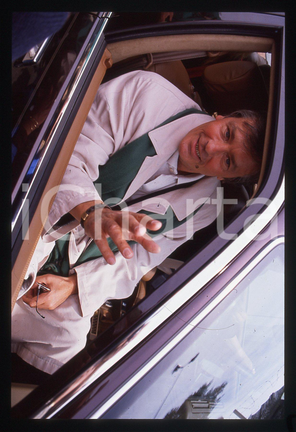 Alain DELON - CINEMA 1990 ca 35 mm vintage slide 7 Diapositiva d'epoca, in formato 35 mm.CONDIZIONI: GOODE' severamente vietata la riproduzione. Tutti i diritti sono riservati.ICharta mette in vendita, sul negozio eBay e in esclusiva sul sito "icharta" il proprio archivio composto da numerose diapositive e negativi fotografici d'epoca, tutti originali e autentici, che attraversano la storia del costume italiano tra gli la fine degli anni Sessanta e Novanta.Si tratta di uno sguardo inedito sull'attualità, la politica, la vita quotidiana, il gossip e la cultura, che fotografa il cambiamento della nazione in quest'ultimo scorcio del XX secolo. Un'occasione unica per il mercato del collezionismo, che vede finalmente disponibile un archivio eccezionale per vastità, tematiche e condizioni, in un settore (il negativo fotografico e la diapositiva) di assoluta novità e dalle interessanti prospettive di investimento.  GOOD/buono   originale e autentica 1