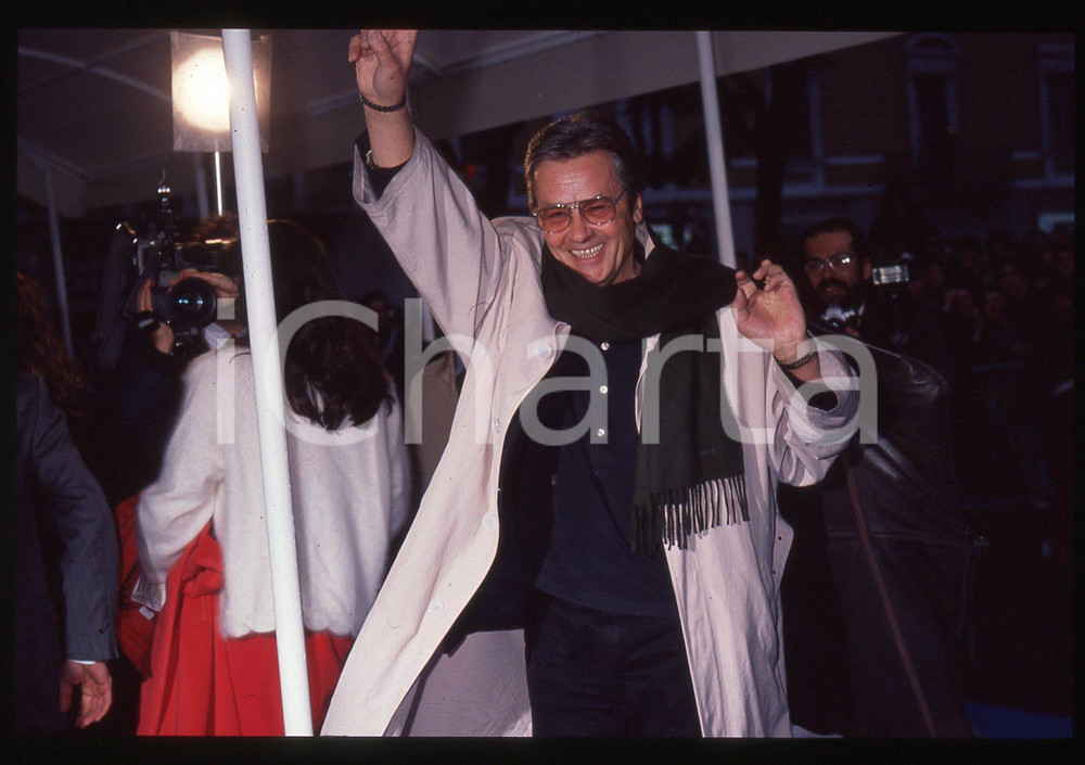 Alain DELON - CINEMA 1990 ca 35 mm vintage slide 8 Diapositiva d'epoca, in formato 35 mm.CONDIZIONI: GOODE' severamente vietata la riproduzione. Tutti i diritti sono riservati.ICharta mette in vendita, sul negozio eBay e in esclusiva sul sito "icharta" il proprio archivio composto da numerose diapositive e negativi fotografici d'epoca, tutti originali e autentici, che attraversano la storia del costume italiano tra gli la fine degli anni Sessanta e Novanta.Si tratta di uno sguardo inedito sull'attualità, la politica, la vita quotidiana, il gossip e la cultura, che fotografa il cambiamento della nazione in quest'ultimo scorcio del XX secolo. Un'occasione unica per il mercato del collezionismo, che vede finalmente disponibile un archivio eccezionale per vastità, tematiche e condizioni, in un settore (il negativo fotografico e la diapositiva) di assoluta novità e dalle interessanti prospettive di investimento.  GOOD/buono   originale e autentica 1