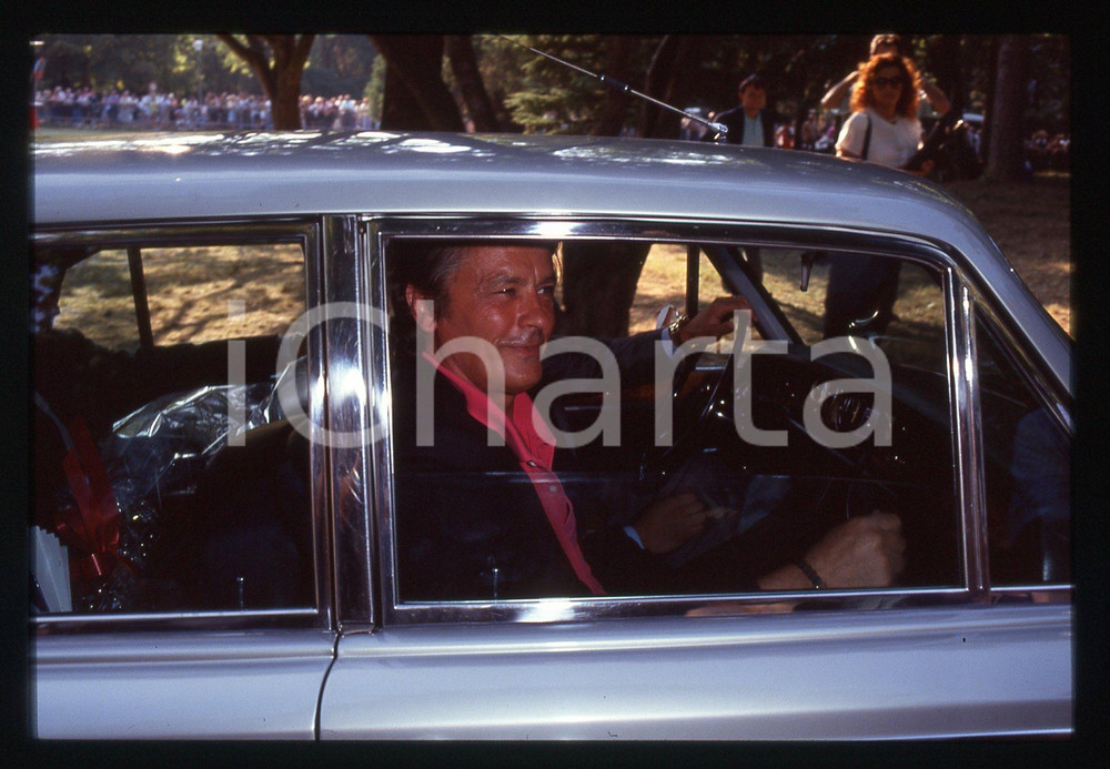 Alain DELON - CINEMA 1990 ca 35 mm vintage slide 9 Diapositiva d'epoca, in formato 35 mm.CONDIZIONI: GOODE' severamente vietata la riproduzione. Tutti i diritti sono riservati.ICharta mette in vendita, sul negozio eBay e in esclusiva sul sito "icharta" il proprio archivio composto da numerose diapositive e negativi fotografici d'epoca, tutti originali e autentici, che attraversano la storia del costume italiano tra gli la fine degli anni Sessanta e Novanta.Si tratta di uno sguardo inedito sull'attualità, la politica, la vita quotidiana, il gossip e la cultura, che fotografa il cambiamento della nazione in quest'ultimo scorcio del XX secolo. Un'occasione unica per il mercato del collezionismo, che vede finalmente disponibile un archivio eccezionale per vastità, tematiche e condizioni, in un settore (il negativo fotografico e la diapositiva) di assoluta novità e dalle interessanti prospettive di investimento.  GOOD/buono   originale e autentica 1
