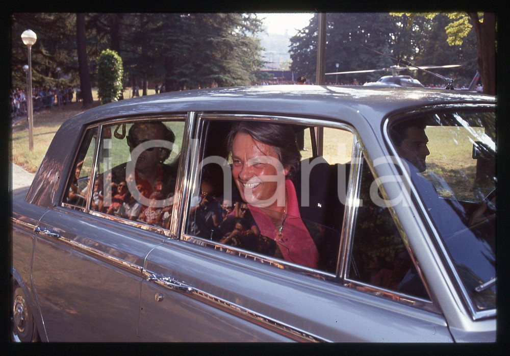 Alain DELON - CINEMA 1990 ca 35 mm vintage slide 10 Diapositiva d'epoca, in formato 35 mm.CONDIZIONI: GOODE' severamente vietata la riproduzione. Tutti i diritti sono riservati.ICharta mette in vendita, sul negozio eBay e in esclusiva sul sito "icharta" il proprio archivio composto da numerose diapositive e negativi fotografici d'epoca, tutti originali e autentici, che attraversano la storia del costume italiano tra gli la fine degli anni Sessanta e Novanta.Si tratta di uno sguardo inedito sull'attualità, la politica, la vita quotidiana, il gossip e la cultura, che fotografa il cambiamento della nazione in quest'ultimo scorcio del XX secolo. Un'occasione unica per il mercato del collezionismo, che vede finalmente disponibile un archivio eccezionale per vastità, tematiche e condizioni, in un settore (il negativo fotografico e la diapositiva) di assoluta novità e dalle interessanti prospettive di investimento.  GOOD/buono   originale e autentica 1