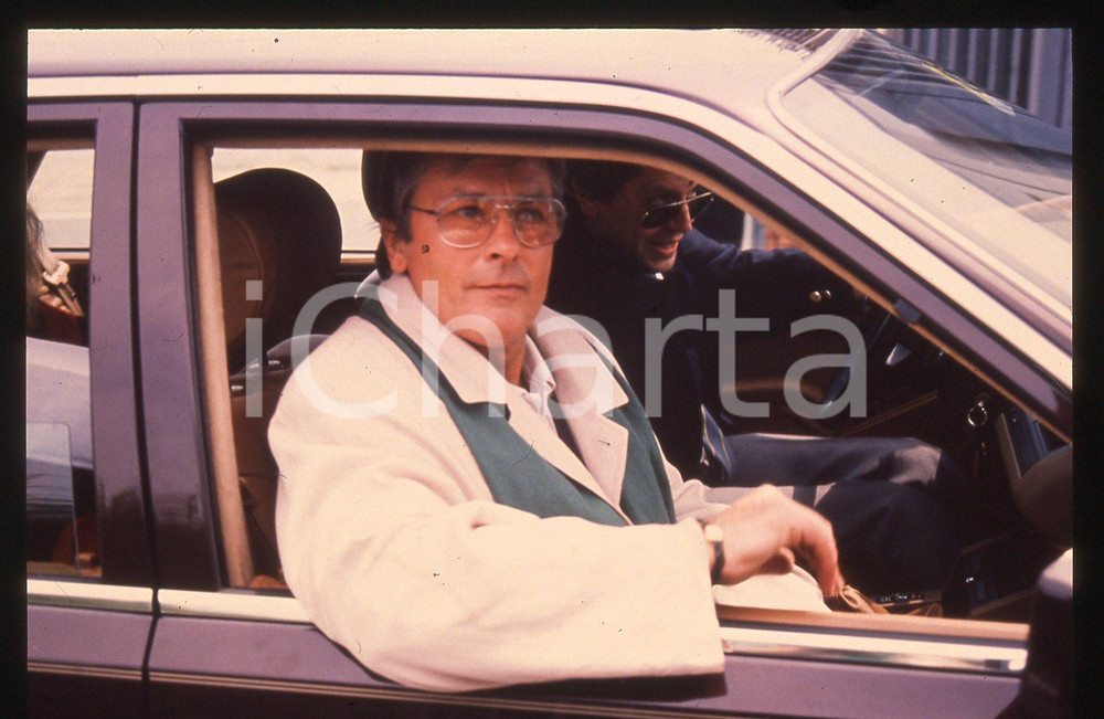 Alain DELON - CINEMA 1990 ca 35 mm vintage slide 11 Diapositiva d'epoca, in formato 35 mm.CONDIZIONI: GOODE' severamente vietata la riproduzione. Tutti i diritti sono riservati.ICharta mette in vendita, sul negozio eBay e in esclusiva sul sito "icharta" il proprio archivio composto da numerose diapositive e negativi fotografici d'epoca, tutti originali e autentici, che attraversano la storia del costume italiano tra gli la fine degli anni Sessanta e Novanta.Si tratta di uno sguardo inedito sull'attualità, la politica, la vita quotidiana, il gossip e la cultura, che fotografa il cambiamento della nazione in quest'ultimo scorcio del XX secolo. Un'occasione unica per il mercato del collezionismo, che vede finalmente disponibile un archivio eccezionale per vastità, tematiche e condizioni, in un settore (il negativo fotografico e la diapositiva) di assoluta novità e dalle interessanti prospettive di investimento.  GOOD/buono   originale e autentica 1