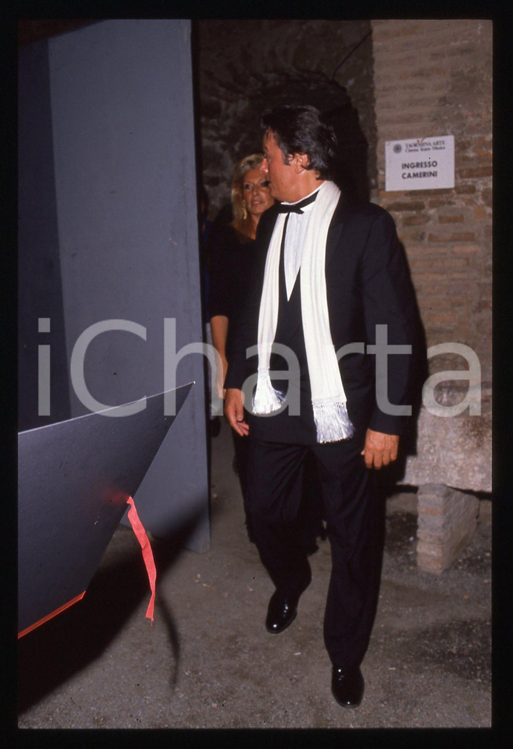 Alain DELON - TEATRO GRECO TAORMINA 1989 35 mm vintage slide 8 Diapositiva d'epoca, in formato 35 mm.CONDIZIONI: GOODE' severamente vietata la riproduzione. Tutti i diritti sono riservati.ICharta mette in vendita, sul negozio eBay e in esclusiva sul sito "icharta" il proprio archivio composto da numerose diapositive e negativi fotografici d'epoca, tutti originali e autentici, che attraversano la storia del costume italiano tra gli la fine degli anni Sessanta e Novanta.Si tratta di uno sguardo inedito sull'attualità, la politica, la vita quotidiana, il gossip e la cultura, che fotografa il cambiamento della nazione in quest'ultimo scorcio del XX secolo. Un'occasione unica per il mercato del collezionismo, che vede finalmente disponibile un archivio eccezionale per vastità, tematiche e condizioni, in un settore (il negativo fotografico e la diapositiva) di assoluta novità e dalle interessanti prospettive di investimento.  GOOD/buono   originale e autentica 1