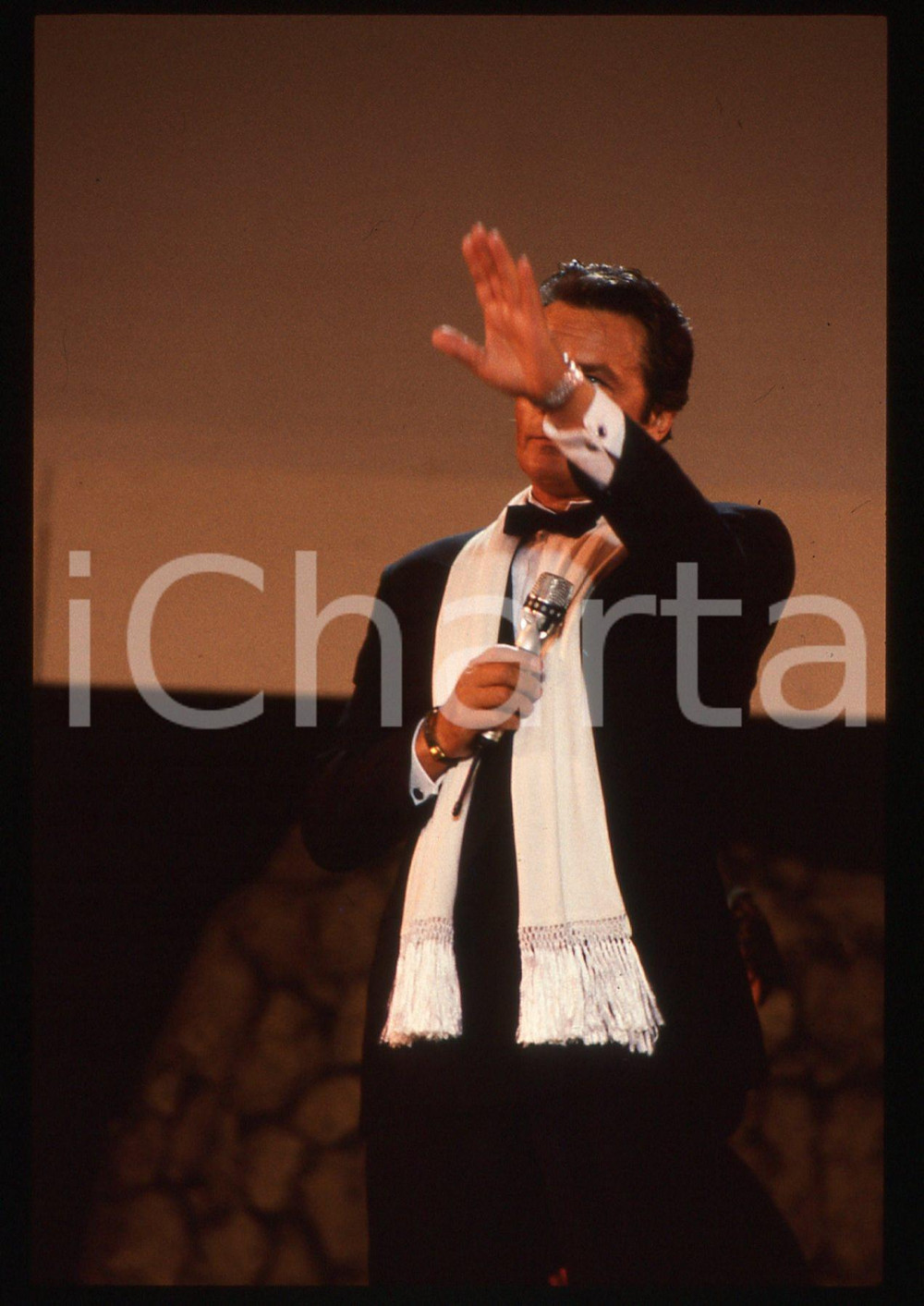 Alain DELON - TEATRO GRECO TAORMINA 1989 35 mm vintage slide 7 Diapositiva d'epoca, in formato 35 mm.CONDIZIONI: GOODE' severamente vietata la riproduzione. Tutti i diritti sono riservati.ICharta mette in vendita, sul negozio eBay e in esclusiva sul sito "icharta" il proprio archivio composto da numerose diapositive e negativi fotografici d'epoca, tutti originali e autentici, che attraversano la storia del costume italiano tra gli la fine degli anni Sessanta e Novanta.Si tratta di uno sguardo inedito sull'attualità, la politica, la vita quotidiana, il gossip e la cultura, che fotografa il cambiamento della nazione in quest'ultimo scorcio del XX secolo. Un'occasione unica per il mercato del collezionismo, che vede finalmente disponibile un archivio eccezionale per vastità, tematiche e condizioni, in un settore (il negativo fotografico e la diapositiva) di assoluta novità e dalle interessanti prospettive di investimento.  GOOD/buono   originale e autentica 1