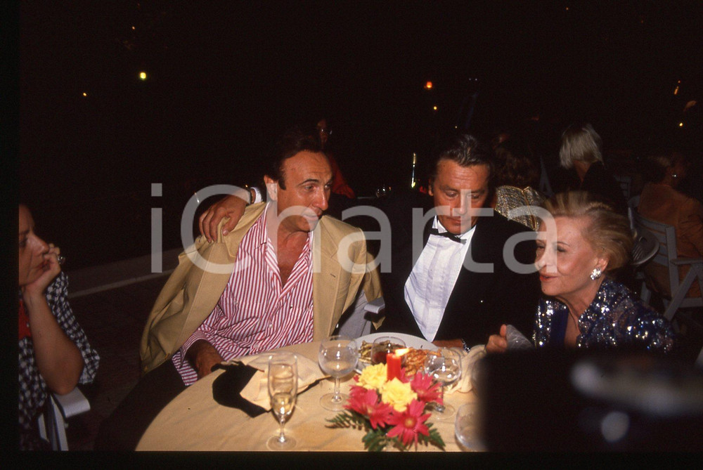 Alain DELON Pippo BAUDO e Giulietta MASINA 1990 ca 35 mm vintage slide Diapositiva d'epoca, in formato 35 mm.CONDIZIONI: GOODE' severamente vietata la riproduzione. Tutti i diritti sono riservati.ICharta mette in vendita, sul negozio eBay e in esclusiva sul sito "icharta" il proprio archivio composto da numerose diapositive e negativi fotografici d'epoca, tutti originali e autentici, che attraversano la storia del costume italiano tra gli la fine degli anni Sessanta e Novanta.Si tratta di uno sguardo inedito sull'attualità, la politica, la vita quotidiana, il gossip e la cultura, che fotografa il cambiamento della nazione in quest'ultimo scorcio del XX secolo. Un'occasione unica per il mercato del collezionismo, che vede finalmente disponibile un archivio eccezionale per vastità, tematiche e condizioni, in un settore (il negativo fotografico e la diapositiva) di assoluta novità e dalle interessanti prospettive di investimento.  GOOD/buono   originale e autentica 1