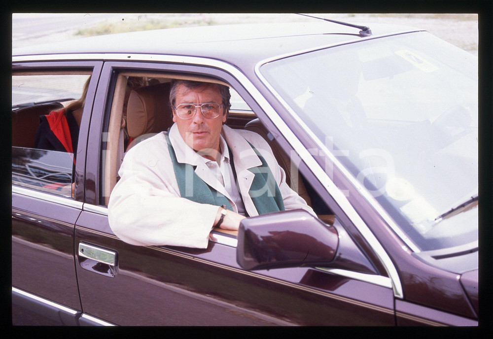 Fotografia d epoca originale Alain DELON a bordo di una RENAULT 25  1990 ca 35 mm vintage slide 14 1