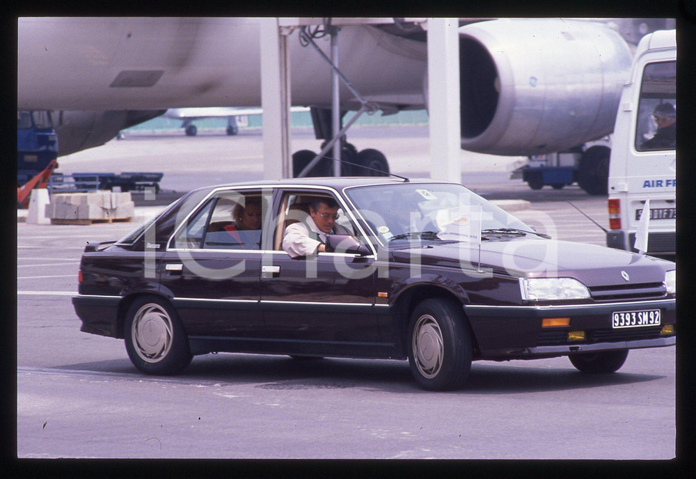 Alain DELON a bordo di una RENAULT 25 - 1990 ca 35 mm vintage slide 13 Diapositiva d'epoca, in formato 35 mm.CONDIZIONI: GOODE' severamente vietata la riproduzione. Tutti i diritti sono riservati.ICharta mette in vendita, sul negozio eBay e in esclusiva sul sito "icharta" il proprio archivio composto da numerose diapositive e negativi fotografici d'epoca, tutti originali e autentici, che attraversano la storia del costume italiano tra gli la fine degli anni Sessanta e Novanta.Si tratta di uno sguardo inedito sull'attualità, la politica, la vita quotidiana, il gossip e la cultura, che fotografa il cambiamento della nazione in quest'ultimo scorcio del XX secolo. Un'occasione unica per il mercato del collezionismo, che vede finalmente disponibile un archivio eccezionale per vastità, tematiche e condizioni, in un settore (il negativo fotografico e la diapositiva) di assoluta novità e dalle interessanti prospettive di investimento.  GOOD/buono   originale e autentica 1
