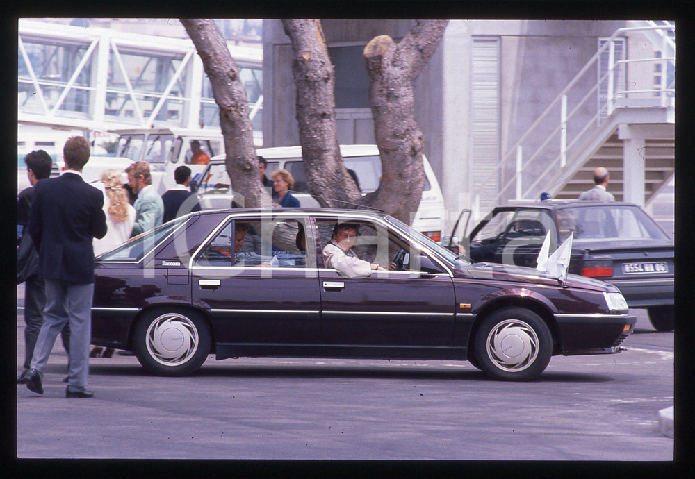Alain DELON a bordo di una RENAULT 25 - 1990 ca 35 mm vintage slide 15 Diapositiva d'epoca, in formato 35 mm.CONDIZIONI: GOODE' severamente vietata la riproduzione. Tutti i diritti sono riservati.ICharta mette in vendita, sul negozio eBay e in esclusiva sul sito "icharta" il proprio archivio composto da numerose diapositive e negativi fotografici d'epoca, tutti originali e autentici, che attraversano la storia del costume italiano tra gli la fine degli anni Sessanta e Novanta.Si tratta di uno sguardo inedito sull'attualità, la politica, la vita quotidiana, il gossip e la cultura, che fotografa il cambiamento della nazione in quest'ultimo scorcio del XX secolo. Un'occasione unica per il mercato del collezionismo, che vede finalmente disponibile un archivio eccezionale per vastità, tematiche e condizioni, in un settore (il negativo fotografico e la diapositiva) di assoluta novità e dalle interessanti prospettive di investimento.  GOOD/buono   originale e autentica 1