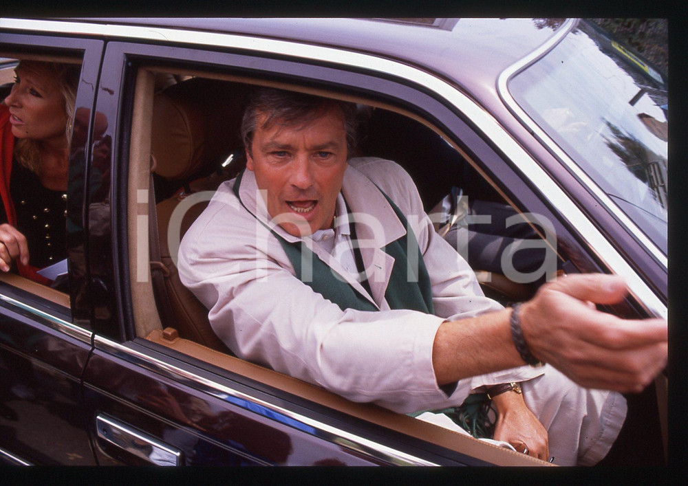 Fotografia d epoca originale Alain DELON a bordo di una RENAULT 25  1990 ca 35 mm vintage slide 16 1