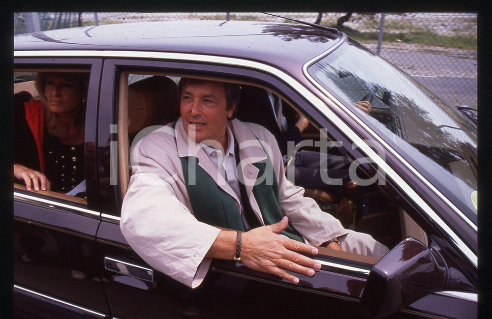 Fotografia d epoca originale Alain DELON a bordo di una RENAULT 25  1990 ca 35 mm vintage slide 18 1