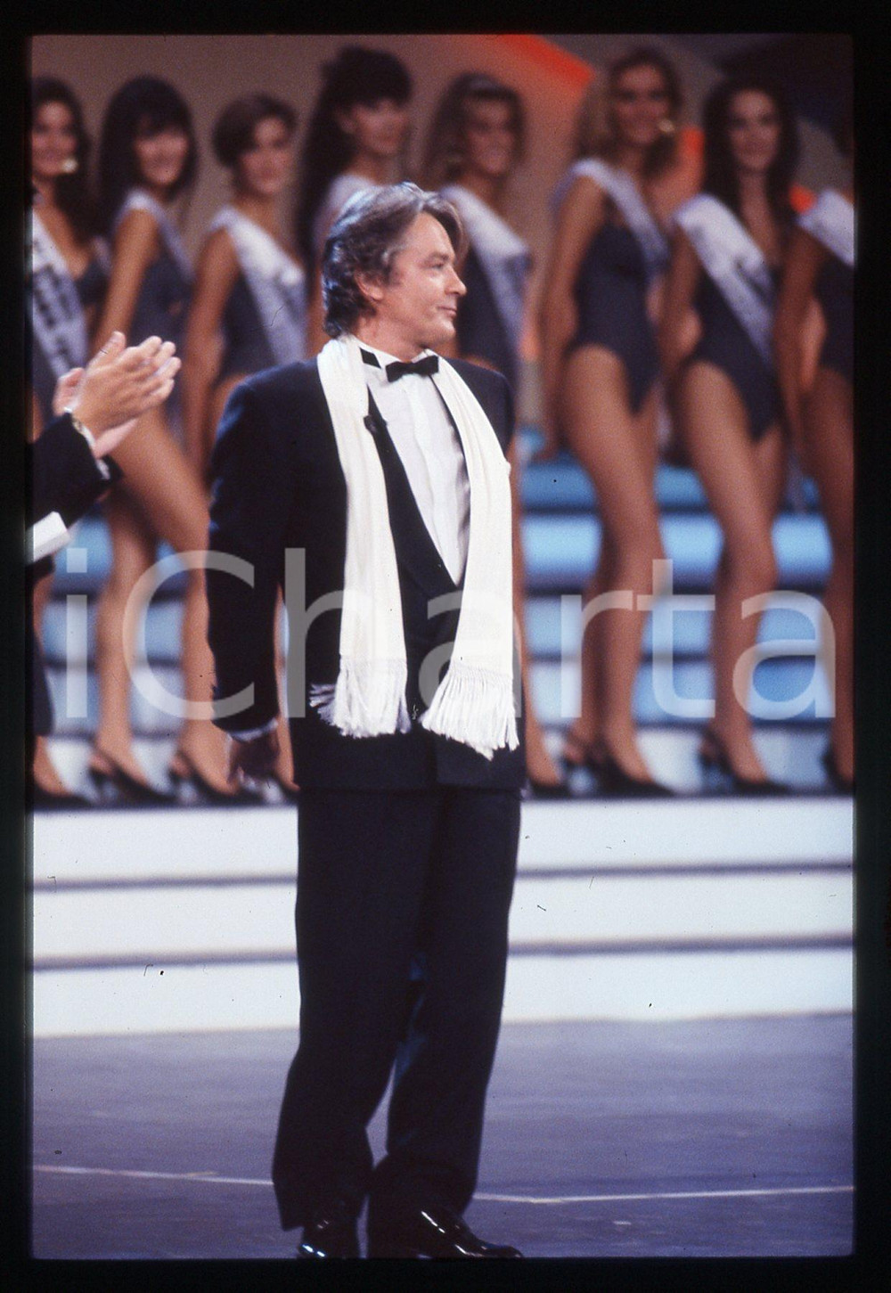 Alain DELON - MISS ITALIA 1990 ca 35 mm vintage slide Diapositiva d'epoca, in formato 35 mm.CONDIZIONI: GOODE' severamente vietata la riproduzione. Tutti i diritti sono riservati.ICharta mette in vendita, sul negozio eBay e in esclusiva sul sito "icharta" il proprio archivio composto da numerose diapositive e negativi fotografici d'epoca, tutti originali e autentici, che attraversano la storia del costume italiano tra gli la fine degli anni Sessanta e Novanta.Si tratta di uno sguardo inedito sull'attualità, la politica, la vita quotidiana, il gossip e la cultura, che fotografa il cambiamento della nazione in quest'ultimo scorcio del XX secolo. Un'occasione unica per il mercato del collezionismo, che vede finalmente disponibile un archivio eccezionale per vastità, tematiche e condizioni, in un settore (il negativo fotografico e la diapositiva) di assoluta novità e dalle interessanti prospettive di investimento.  GOOD/buono   originale e autentica 1