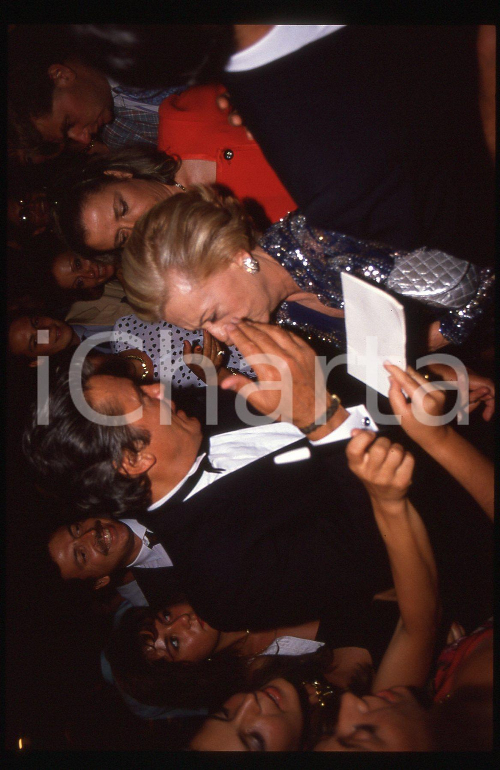 Alain DELON Giulietta MASINA - CINEMA 1990 ca 35 mm vintage slide 22 Diapositiva d'epoca, in formato 35 mm.CONDIZIONI: GOODE' severamente vietata la riproduzione. Tutti i diritti sono riservati.ICharta mette in vendita, sul negozio eBay e in esclusiva sul sito "icharta" il proprio archivio composto da numerose diapositive e negativi fotografici d'epoca, tutti originali e autentici, che attraversano la storia del costume italiano tra gli la fine degli anni Sessanta e Novanta.Si tratta di uno sguardo inedito sull'attualità, la politica, la vita quotidiana, il gossip e la cultura, che fotografa il cambiamento della nazione in quest'ultimo scorcio del XX secolo. Un'occasione unica per il mercato del collezionismo, che vede finalmente disponibile un archivio eccezionale per vastità, tematiche e condizioni, in un settore (il negativo fotografico e la diapositiva) di assoluta novità e dalle interessanti prospettive di investimento.  GOOD/buono   originale e autentica 1