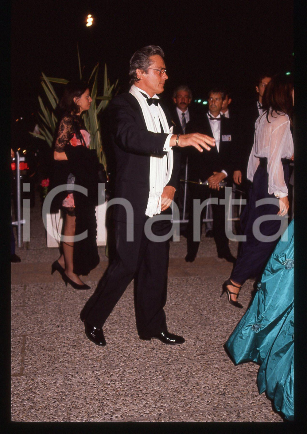 Alain DELON - CINEMA 1990 ca 35 mm vintage slide 24 Diapositiva d'epoca, in formato 35 mm.CONDIZIONI: GOODE' severamente vietata la riproduzione. Tutti i diritti sono riservati.ICharta mette in vendita, sul negozio eBay e in esclusiva sul sito "icharta" il proprio archivio composto da numerose diapositive e negativi fotografici d'epoca, tutti originali e autentici, che attraversano la storia del costume italiano tra gli la fine degli anni Sessanta e Novanta.Si tratta di uno sguardo inedito sull'attualità, la politica, la vita quotidiana, il gossip e la cultura, che fotografa il cambiamento della nazione in quest'ultimo scorcio del XX secolo. Un'occasione unica per il mercato del collezionismo, che vede finalmente disponibile un archivio eccezionale per vastità, tematiche e condizioni, in un settore (il negativo fotografico e la diapositiva) di assoluta novità e dalle interessanti prospettive di investimento.  GOOD/buono   originale e autentica 1