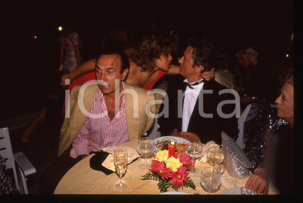 Alain DELON e Pippo BAUDO - CINEMA 1990 ca 35 mm vintage slide Diapositiva d'epoca, in formato 35 mm.CONDIZIONI: GOODE' severamente vietata la riproduzione. Tutti i diritti sono riservati.ICharta mette in vendita, sul negozio eBay e in esclusiva sul sito "icharta" il proprio archivio composto da numerose diapositive e negativi fotografici d'epoca, tutti originali e autentici, che attraversano la storia del costume italiano tra gli la fine degli anni Sessanta e Novanta.Si tratta di uno sguardo inedito sull'attualità, la politica, la vita quotidiana, il gossip e la cultura, che fotografa il cambiamento della nazione in quest'ultimo scorcio del XX secolo. Un'occasione unica per il mercato del collezionismo, che vede finalmente disponibile un archivio eccezionale per vastità, tematiche e condizioni, in un settore (il negativo fotografico e la diapositiva) di assoluta novità e dalle interessanti prospettive di investimento.  GOOD/buono   originale e autentica 1