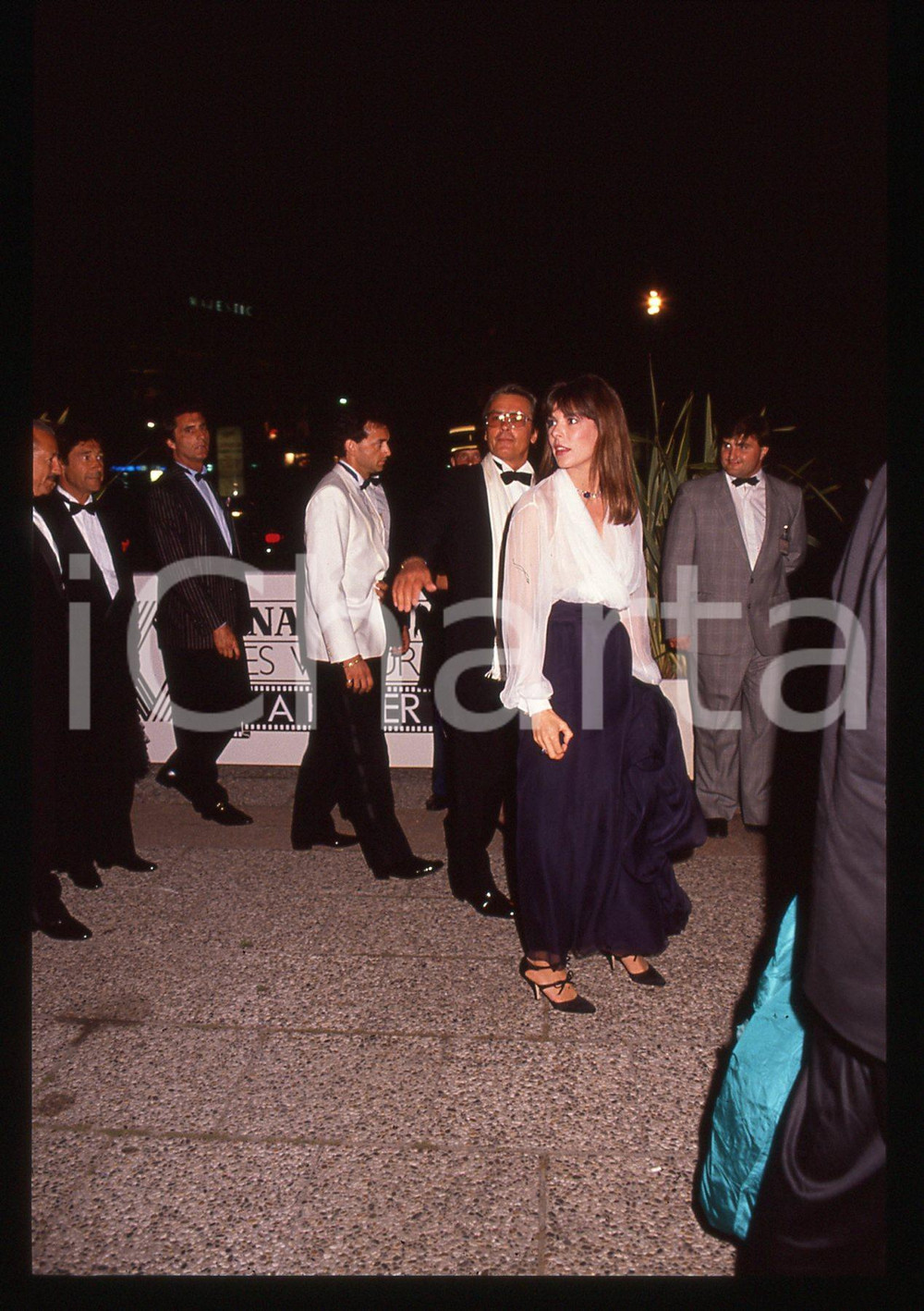 Alain DELON e Carolina DI MONACO - CINEMA 1990 ca 35 mm vintage slide Diapositiva d'epoca, in formato 35 mm.CONDIZIONI: GOODE' severamente vietata la riproduzione. Tutti i diritti sono riservati.ICharta mette in vendita, sul negozio eBay e in esclusiva sul sito "icharta" il proprio archivio composto da numerose diapositive e negativi fotografici d'epoca, tutti originali e autentici, che attraversano la storia del costume italiano tra gli la fine degli anni Sessanta e Novanta.Si tratta di uno sguardo inedito sull'attualità, la politica, la vita quotidiana, il gossip e la cultura, che fotografa il cambiamento della nazione in quest'ultimo scorcio del XX secolo. Un'occasione unica per il mercato del collezionismo, che vede finalmente disponibile un archivio eccezionale per vastità, tematiche e condizioni, in un settore (il negativo fotografico e la diapositiva) di assoluta novità e dalle interessanti prospettive di investimento.  GOOD/buono   originale e autentica 1