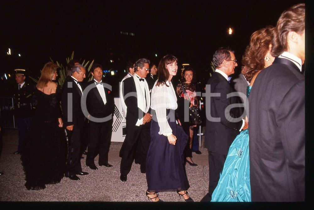Alain DELON e Carolina DI MONACO - CINEMA 1990 ca 35 mm vintage slide 2 Diapositiva d'epoca, in formato 35 mm.CONDIZIONI: GOODE' severamente vietata la riproduzione. Tutti i diritti sono riservati.ICharta mette in vendita, sul negozio eBay e in esclusiva sul sito "icharta" il proprio archivio composto da numerose diapositive e negativi fotografici d'epoca, tutti originali e autentici, che attraversano la storia del costume italiano tra gli la fine degli anni Sessanta e Novanta.Si tratta di uno sguardo inedito sull'attualità, la politica, la vita quotidiana, il gossip e la cultura, che fotografa il cambiamento della nazione in quest'ultimo scorcio del XX secolo. Un'occasione unica per il mercato del collezionismo, che vede finalmente disponibile un archivio eccezionale per vastità, tematiche e condizioni, in un settore (il negativo fotografico e la diapositiva) di assoluta novità e dalle interessanti prospettive di investimento.  GOOD/buono   originale e autentica 1