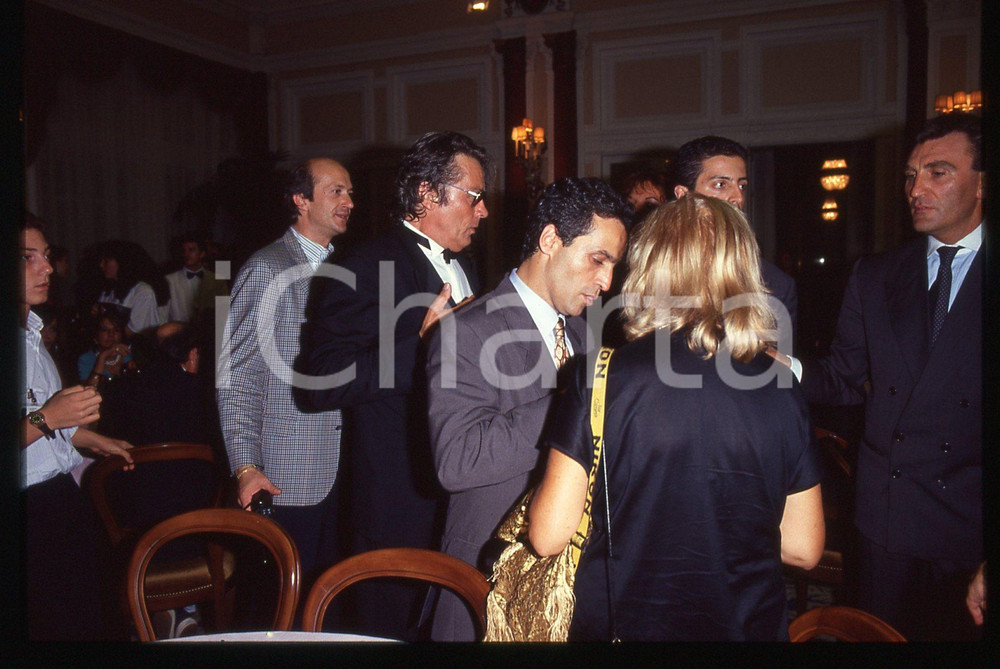 Alain DELON - CINEMA 1990 ca 35 mm vintage slide 25 Diapositiva d'epoca, in formato 35 mm.CONDIZIONI: GOODE' severamente vietata la riproduzione. Tutti i diritti sono riservati.ICharta mette in vendita, sul negozio eBay e in esclusiva sul sito "icharta" il proprio archivio composto da numerose diapositive e negativi fotografici d'epoca, tutti originali e autentici, che attraversano la storia del costume italiano tra gli la fine degli anni Sessanta e Novanta.Si tratta di uno sguardo inedito sull'attualità, la politica, la vita quotidiana, il gossip e la cultura, che fotografa il cambiamento della nazione in quest'ultimo scorcio del XX secolo. Un'occasione unica per il mercato del collezionismo, che vede finalmente disponibile un archivio eccezionale per vastità, tematiche e condizioni, in un settore (il negativo fotografico e la diapositiva) di assoluta novità e dalle interessanti prospettive di investimento.  GOOD/buono   originale e autentica 1