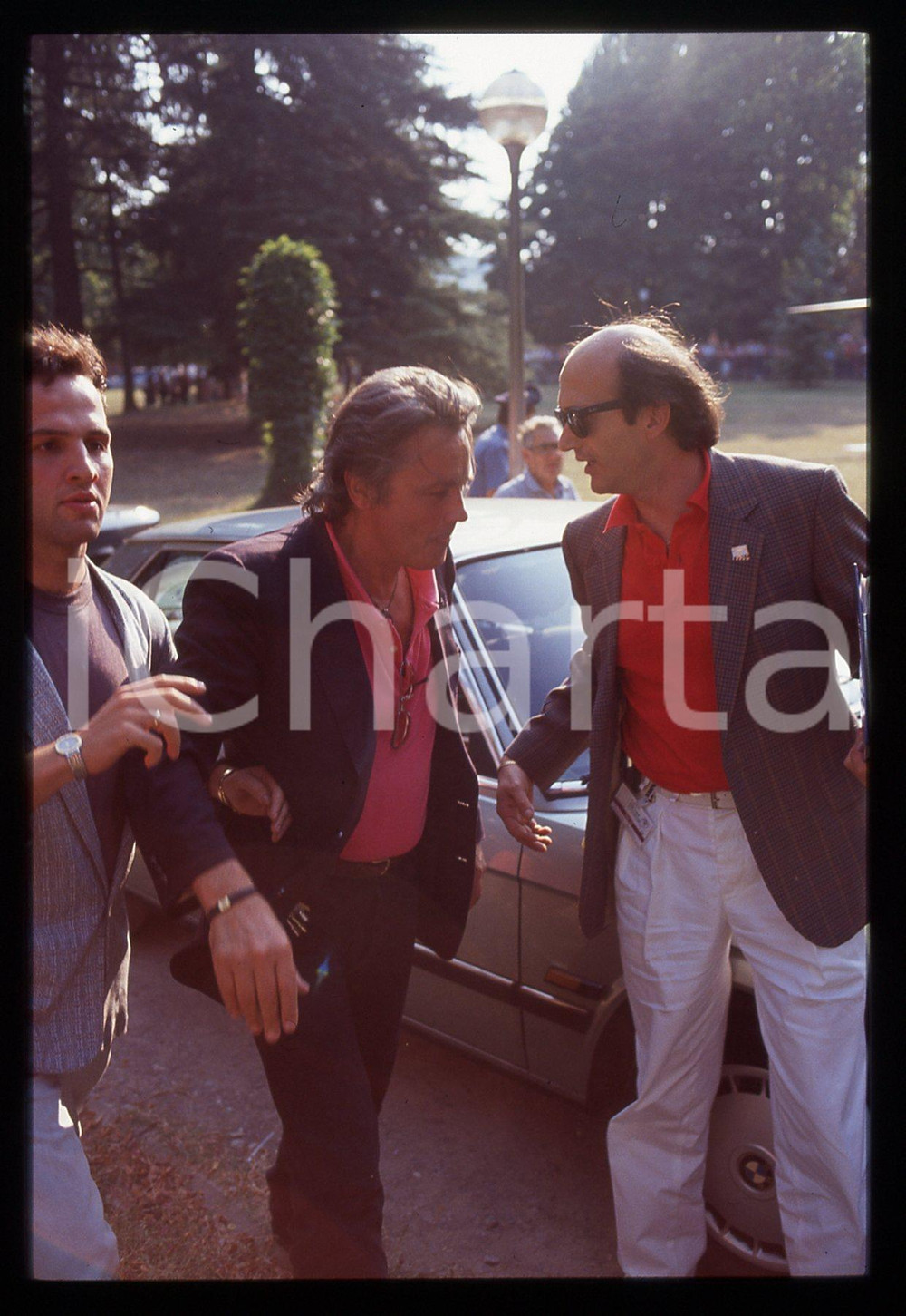 Alain DELON - CINEMA 1990 ca 35 mm vintage slide 29 Diapositiva d'epoca, in formato 35 mm.CONDIZIONI: GOODE' severamente vietata la riproduzione. Tutti i diritti sono riservati.ICharta mette in vendita, sul negozio eBay e in esclusiva sul sito "icharta" il proprio archivio composto da numerose diapositive e negativi fotografici d'epoca, tutti originali e autentici, che attraversano la storia del costume italiano tra gli la fine degli anni Sessanta e Novanta.Si tratta di uno sguardo inedito sull'attualità, la politica, la vita quotidiana, il gossip e la cultura, che fotografa il cambiamento della nazione in quest'ultimo scorcio del XX secolo. Un'occasione unica per il mercato del collezionismo, che vede finalmente disponibile un archivio eccezionale per vastità, tematiche e condizioni, in un settore (il negativo fotografico e la diapositiva) di assoluta novità e dalle interessanti prospettive di investimento.  GOOD/buono   originale e autentica 1