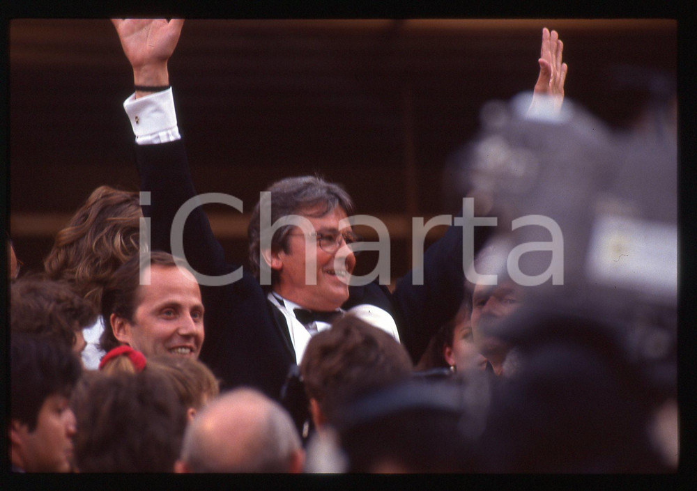 Alain DELON - CINEMA 1990 ca 35 mm vintage slide 30 Diapositiva d'epoca, in formato 35 mm.CONDIZIONI: GOODE' severamente vietata la riproduzione. Tutti i diritti sono riservati.ICharta mette in vendita, sul negozio eBay e in esclusiva sul sito "icharta" il proprio archivio composto da numerose diapositive e negativi fotografici d'epoca, tutti originali e autentici, che attraversano la storia del costume italiano tra gli la fine degli anni Sessanta e Novanta.Si tratta di uno sguardo inedito sull'attualità, la politica, la vita quotidiana, il gossip e la cultura, che fotografa il cambiamento della nazione in quest'ultimo scorcio del XX secolo. Un'occasione unica per il mercato del collezionismo, che vede finalmente disponibile un archivio eccezionale per vastità, tematiche e condizioni, in un settore (il negativo fotografico e la diapositiva) di assoluta novità e dalle interessanti prospettive di investimento.  GOOD/buono   originale e autentica 1