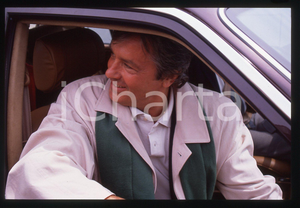 Alain DELON - CINEMA 1990 ca 35 mm vintage slide 31 Diapositiva d'epoca, in formato 35 mm.CONDIZIONI: GOODE' severamente vietata la riproduzione. Tutti i diritti sono riservati.ICharta mette in vendita, sul negozio eBay e in esclusiva sul sito "icharta" il proprio archivio composto da numerose diapositive e negativi fotografici d'epoca, tutti originali e autentici, che attraversano la storia del costume italiano tra gli la fine degli anni Sessanta e Novanta.Si tratta di uno sguardo inedito sull'attualità, la politica, la vita quotidiana, il gossip e la cultura, che fotografa il cambiamento della nazione in quest'ultimo scorcio del XX secolo. Un'occasione unica per il mercato del collezionismo, che vede finalmente disponibile un archivio eccezionale per vastità, tematiche e condizioni, in un settore (il negativo fotografico e la diapositiva) di assoluta novità e dalle interessanti prospettive di investimento.  GOOD/buono   originale e autentica 1
