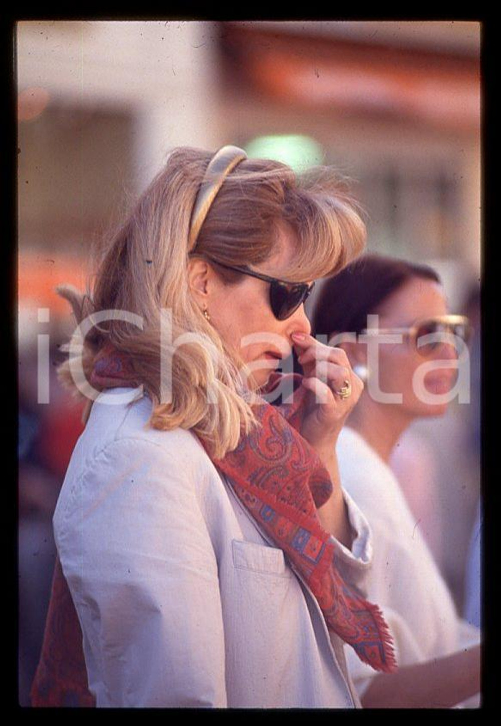 Fotografia d epoca originale Amanda LEAR paparazzata al mercato PROVENZA 1990ca  35 mm vintage slide 46 1