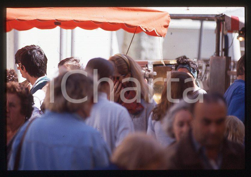Fotografia d epoca originale Amanda LEAR paparazzata al mercato PROVENZA 1990ca  35 mm vintage slide 47 1
