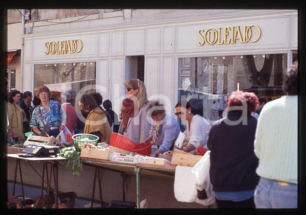 Fotografia d epoca originale Amanda LEAR paparazzata al mercato PROVENZA 1990ca  35 mm vintage slide 48 1