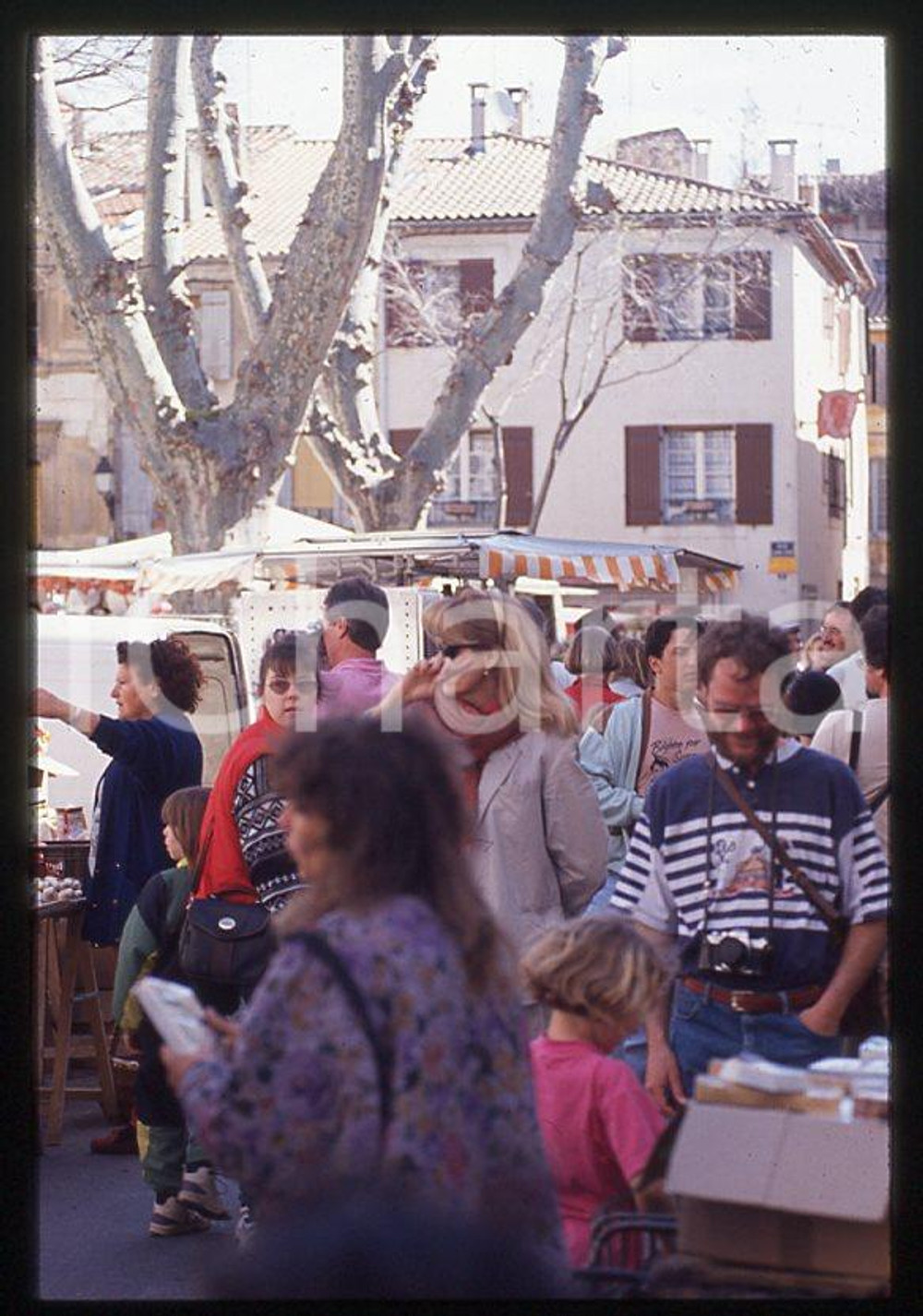 Fotografia d epoca originale Amanda LEAR paparazzata al mercato PROVENZA 1990ca  35 mm vintage slide 51 1