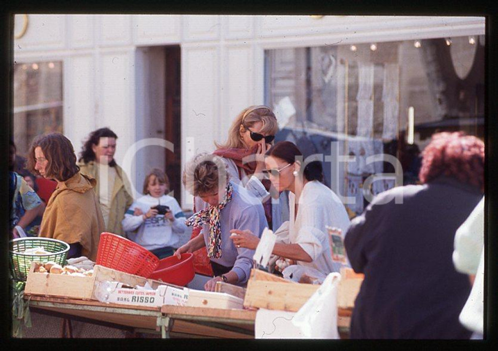 Fotografia d epoca originale Amanda LEAR paparazzata al mercato PROVENZA 1990ca  35 mm vintage slide 50 1