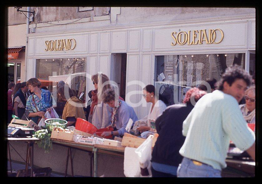 Fotografia d epoca originale Amanda LEAR paparazzata al mercato PROVENZA 1990ca  35 mm vintage slide 53 1