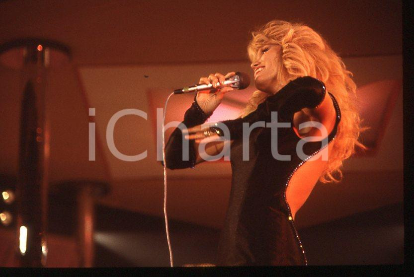 Fotografia d epoca originale Amanda LEAR canta a RIVA DEL GARDA 1983  35 mm vintage slide 58 1