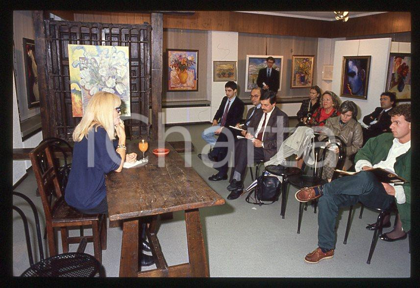Fotografia d epoca originale Amanda LEAR a una mostra dei suoi quadri LUGANO 1990  35 mm vintage slide 59 1