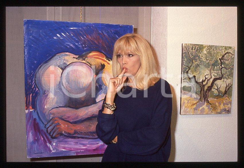Fotografia d epoca originale Amanda LEAR a una mostra dei suoi quadri LUGANO 1990  35 mm vintage slide 62 1