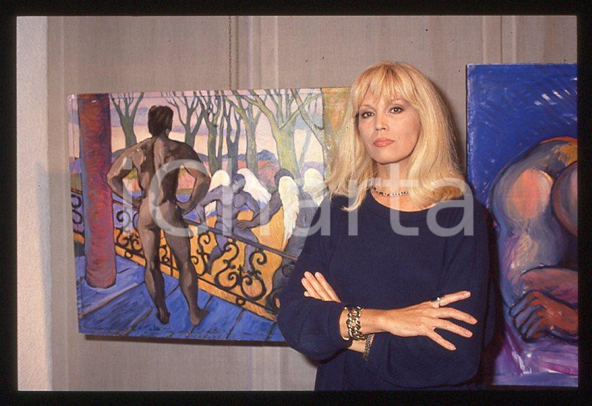 Fotografia d epoca originale Amanda LEAR a una mostra dei suoi quadri LUGANO 1990  35 mm vintage slide 64 1