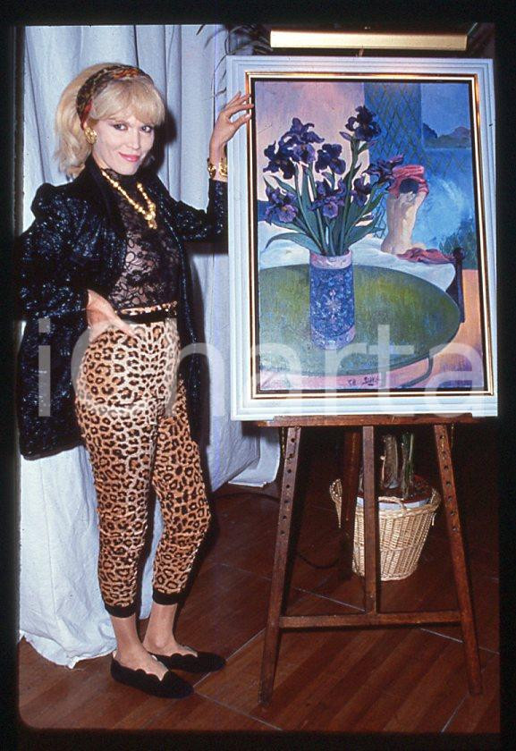 Fotografia d epoca originale Amanda LEAR a una mostra dei suoi quadri LUGANO 1990  35 mm vintage slide 78 1
