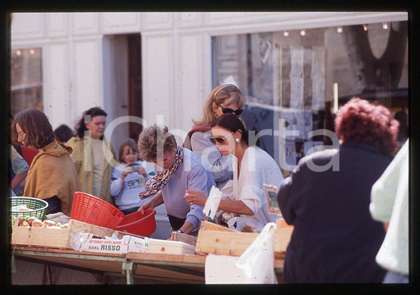 Fotografia d epoca originale Amanda LEAR paparazzata al mercato PROVENZA 1990ca  35 mm vintage slide 54 1