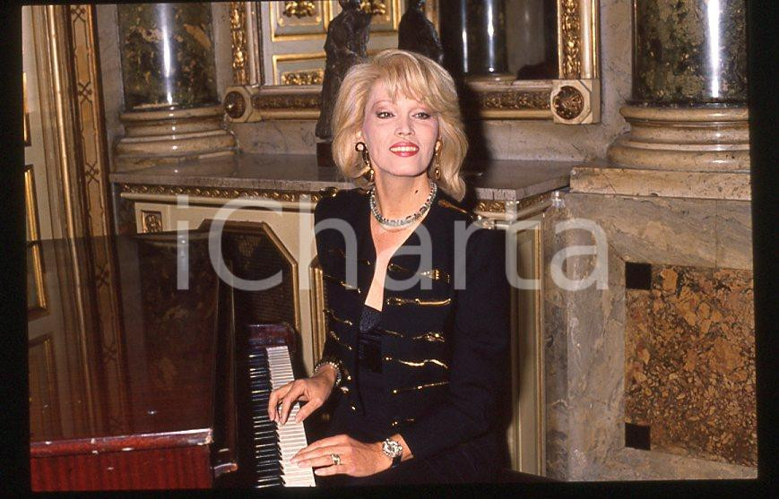 Fotografia d epoca originale Amanda LEAR al piano 1995 ca  35 mm vintage slide 15 1