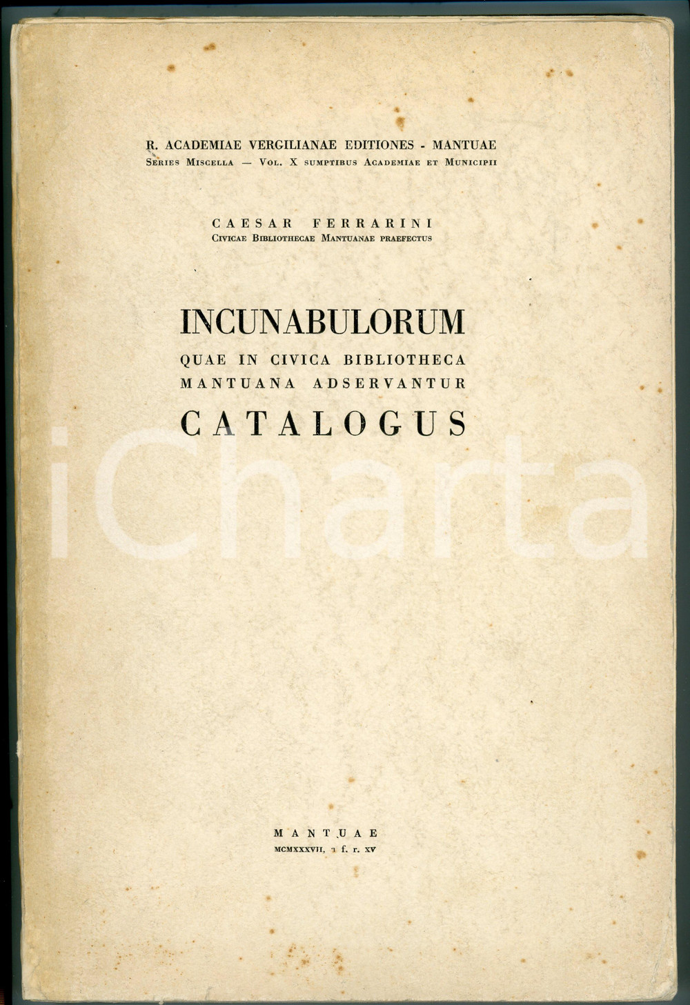 1937 Caesar FERRARINI Incunabulorum quae civica bibliotheca mantuana catalogus Brossure editoriale con copertina flessibile. TITOLO: Incunabulorum quae in civica bibliotheca mantuana adservatur catalogusEDITORE: R. Academiae vergilianae editiones - MantuaeCOLLANA: Series Miscella - Vol. X sumptibus Academia et MunicipiiPAGINE: 296 POOR/danneggiato Bruniture diffuse, ingialliture alle pagine, abrasione e piegatura in quarta di copertina Formato: 19x28 cm originale e autentica 1