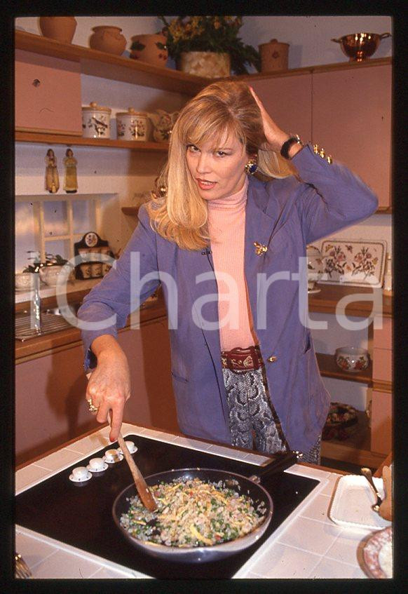 Fotografia d epoca originale Amanda LEAR A pranzo con WIlma TMC 1990 ca  35 mm vintage slide 7 1