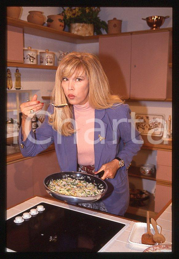 Fotografia d epoca originale Amanda LEAR A pranzo con WIlma TMC 1990 ca  35 mm vintage slide 10 1