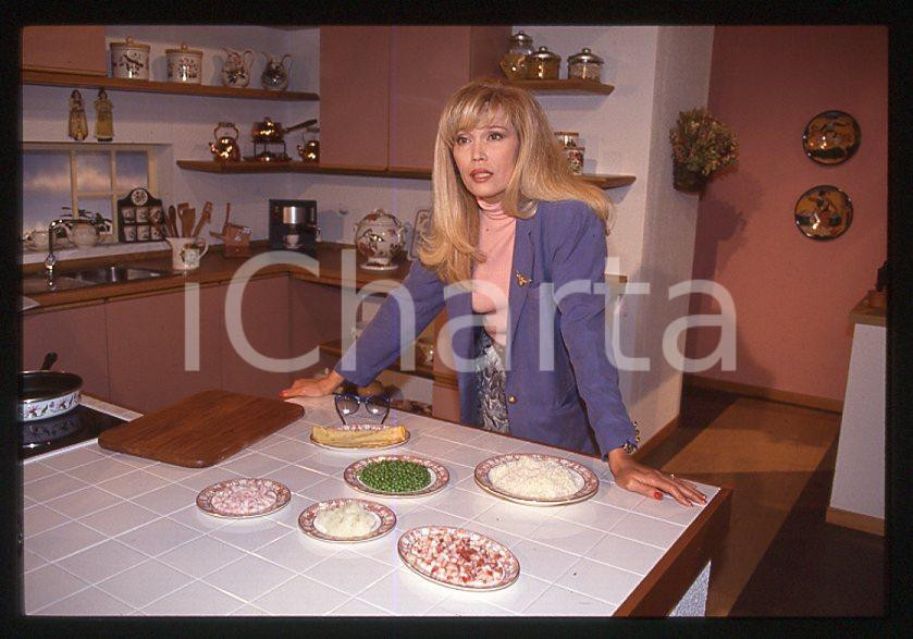 Fotografia d epoca originale Amanda LEAR A pranzo con WIlma TMC 1990 ca  35 mm vintage slide 17 1