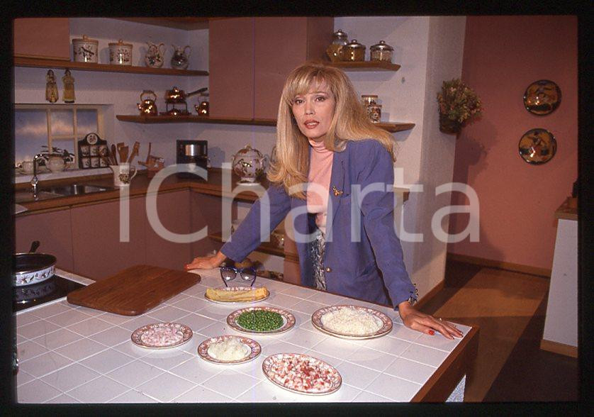 Fotografia d epoca originale Amanda LEAR A pranzo con WIlma TMC 1990 ca  35 mm vintage slide 18 1