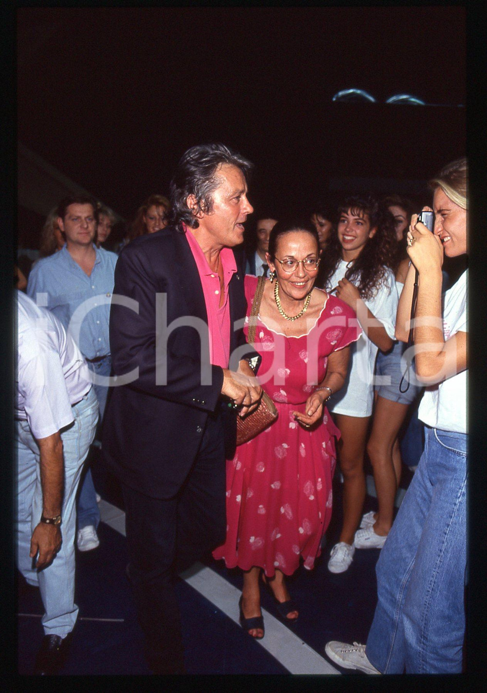 Alain DELON - CINEMA 1990 ca 35 mm vintage slide 33 Diapositiva d'epoca, in formato 35 mm.CONDIZIONI: GOODE' severamente vietata la riproduzione. Tutti i diritti sono riservati.ICharta mette in vendita, sul negozio eBay e in esclusiva sul sito "icharta" il proprio archivio composto da numerose diapositive e negativi fotografici d'epoca, tutti originali e autentici, che attraversano la storia del costume italiano tra gli la fine degli anni Sessanta e Novanta.Si tratta di uno sguardo inedito sull'attualità, la politica, la vita quotidiana, il gossip e la cultura, che fotografa il cambiamento della nazione in quest'ultimo scorcio del XX secolo. Un'occasione unica per il mercato del collezionismo, che vede finalmente disponibile un archivio eccezionale per vastità, tematiche e condizioni, in un settore (il negativo fotografico e la diapositiva) di assoluta novità e dalle interessanti prospettive di investimento.  GOOD/buono   originale e autentica 1