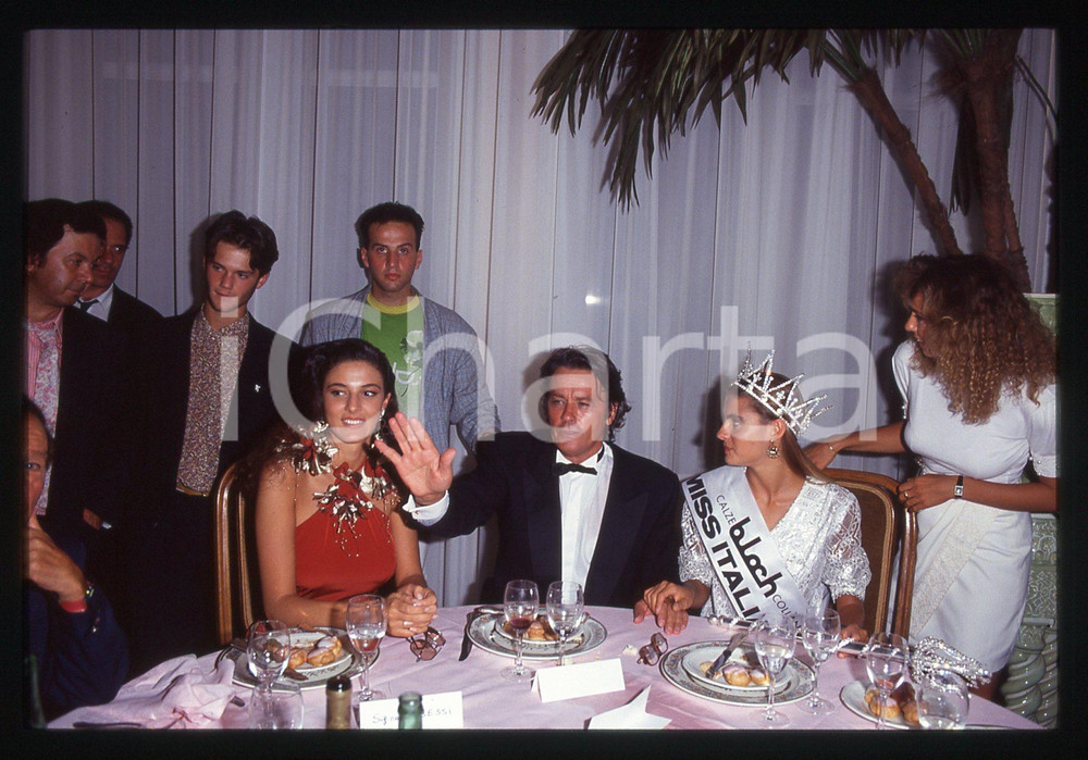 Alain DELON e Martina COLOMBARI - MISS ITALIA 1991 35 mm vintage slide 2 Diapositiva d'epoca, in formato 35 mm.CONDIZIONI: GOODE' severamente vietata la riproduzione. Tutti i diritti sono riservati.ICharta mette in vendita, sul negozio eBay e in esclusiva sul sito "icharta" il proprio archivio composto da numerose diapositive e negativi fotografici d'epoca, tutti originali e autentici, che attraversano la storia del costume italiano tra gli la fine degli anni Sessanta e Novanta.Si tratta di uno sguardo inedito sull'attualità, la politica, la vita quotidiana, il gossip e la cultura, che fotografa il cambiamento della nazione in quest'ultimo scorcio del XX secolo. Un'occasione unica per il mercato del collezionismo, che vede finalmente disponibile un archivio eccezionale per vastità, tematiche e condizioni, in un settore (il negativo fotografico e la diapositiva) di assoluta novità e dalle interessanti prospettive di investimento.  GOOD/buono   originale e autentica 1