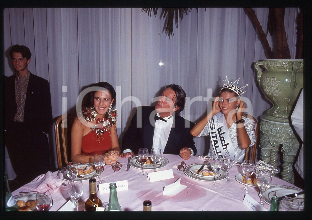 Alain DELON e Martina COLOMBARI - MISS ITALIA 1991 35 mm vintage slide 3 Diapositiva d'epoca, in formato 35 mm.CONDIZIONI: GOODE' severamente vietata la riproduzione. Tutti i diritti sono riservati.ICharta mette in vendita, sul negozio eBay e in esclusiva sul sito "icharta" il proprio archivio composto da numerose diapositive e negativi fotografici d'epoca, tutti originali e autentici, che attraversano la storia del costume italiano tra gli la fine degli anni Sessanta e Novanta.Si tratta di uno sguardo inedito sull'attualità, la politica, la vita quotidiana, il gossip e la cultura, che fotografa il cambiamento della nazione in quest'ultimo scorcio del XX secolo. Un'occasione unica per il mercato del collezionismo, che vede finalmente disponibile un archivio eccezionale per vastità, tematiche e condizioni, in un settore (il negativo fotografico e la diapositiva) di assoluta novità e dalle interessanti prospettive di investimento.  GOOD/buono   originale e autentica 1