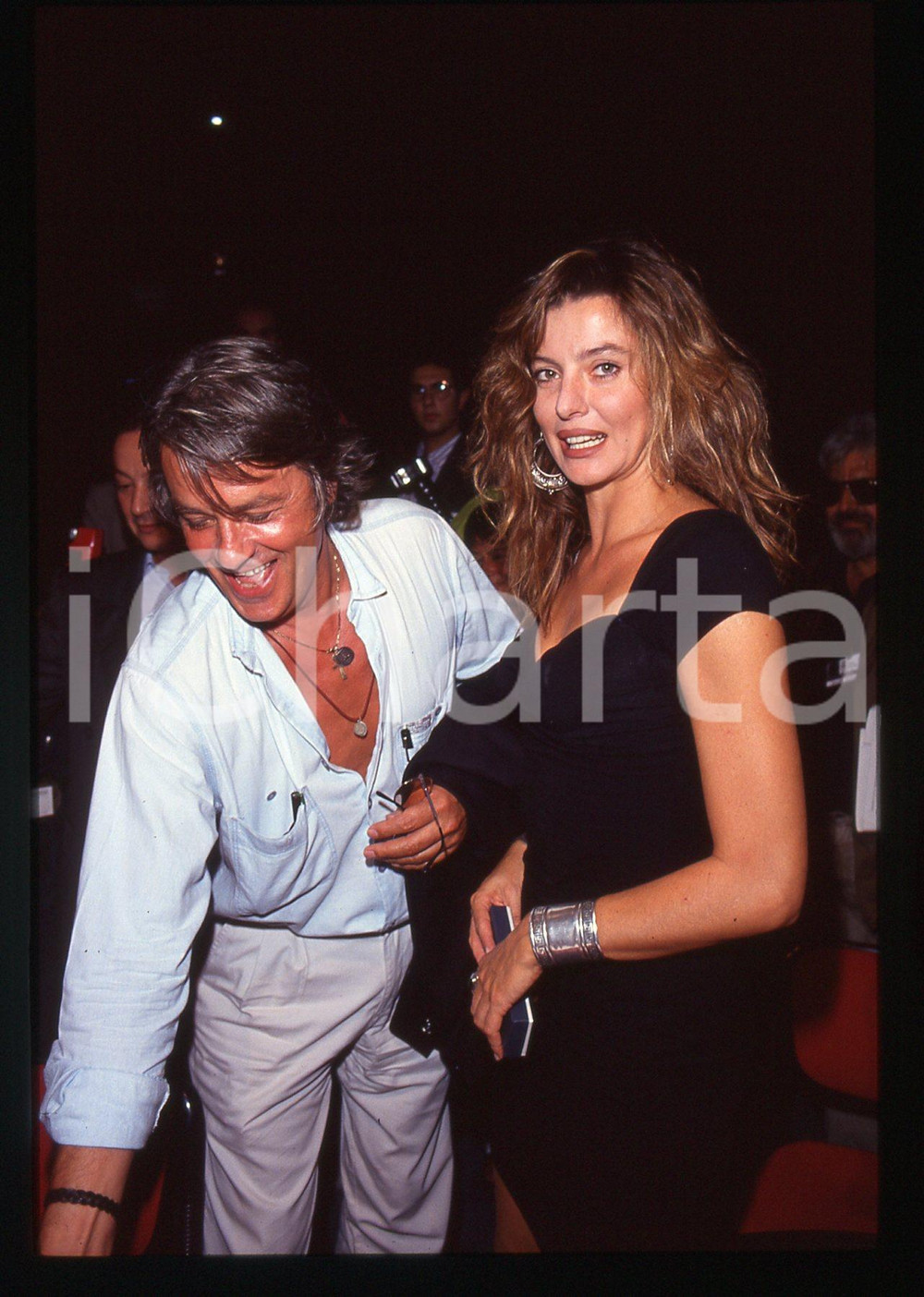 Alain DELON e Alba PARIETTI - MISS ITALIA 1991 35 mm vintage slide Diapositiva d'epoca, in formato 35 mm.CONDIZIONI: GOODE' severamente vietata la riproduzione. Tutti i diritti sono riservati.ICharta mette in vendita, sul negozio eBay e in esclusiva sul sito "icharta" il proprio archivio composto da numerose diapositive e negativi fotografici d'epoca, tutti originali e autentici, che attraversano la storia del costume italiano tra gli la fine degli anni Sessanta e Novanta.Si tratta di uno sguardo inedito sull'attualità, la politica, la vita quotidiana, il gossip e la cultura, che fotografa il cambiamento della nazione in quest'ultimo scorcio del XX secolo. Un'occasione unica per il mercato del collezionismo, che vede finalmente disponibile un archivio eccezionale per vastità, tematiche e condizioni, in un settore (il negativo fotografico e la diapositiva) di assoluta novità e dalle interessanti prospettive di investimento.  GOOD/buono   originale e autentica 1