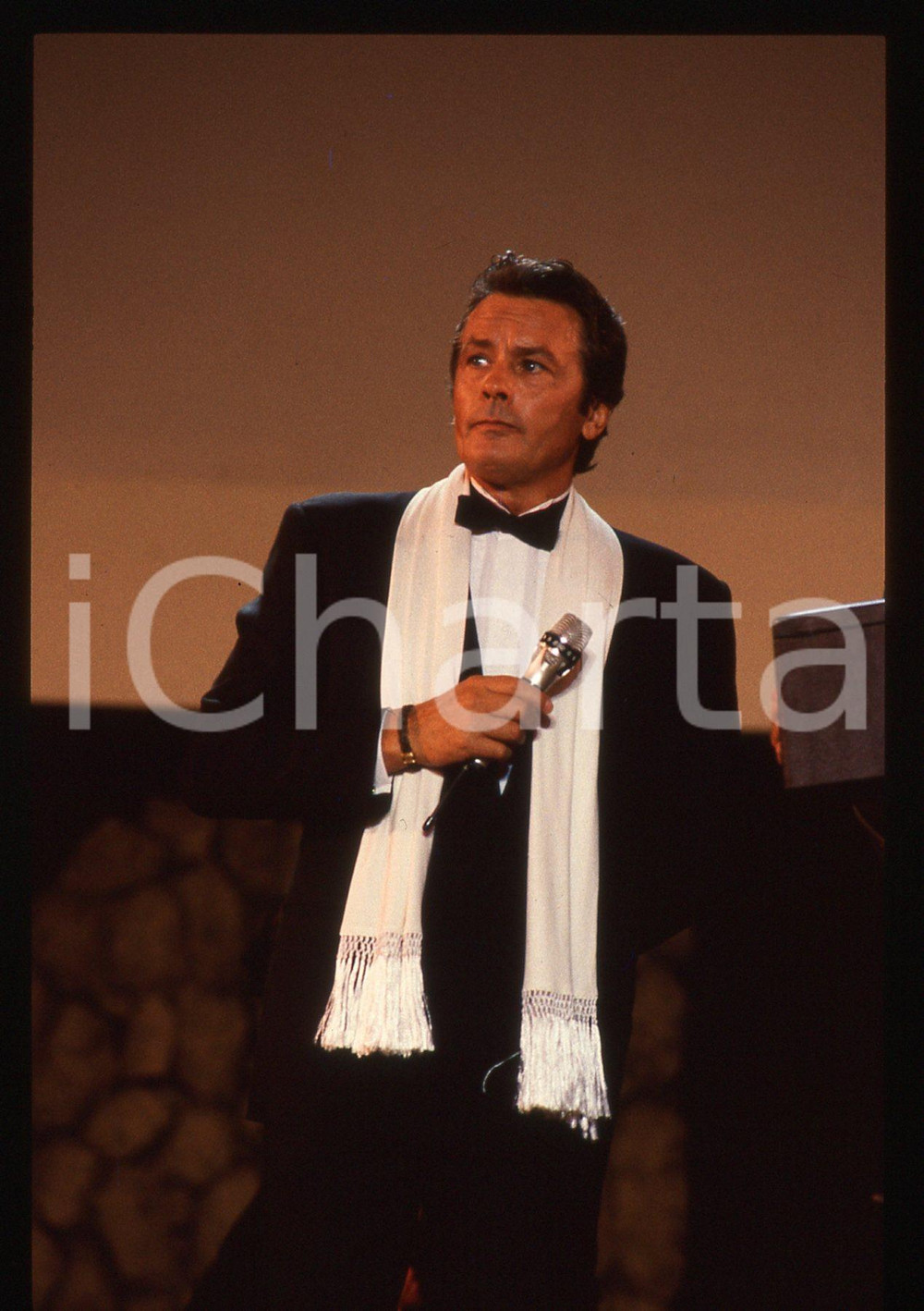 Alain DELON - TEATRO GRECO TAORMINA 1989 35 mm vintage slide 9 Diapositiva d'epoca, in formato 35 mm.CONDIZIONI: GOODE' severamente vietata la riproduzione. Tutti i diritti sono riservati.ICharta mette in vendita, sul negozio eBay e in esclusiva sul sito "icharta" il proprio archivio composto da numerose diapositive e negativi fotografici d'epoca, tutti originali e autentici, che attraversano la storia del costume italiano tra gli la fine degli anni Sessanta e Novanta.Si tratta di uno sguardo inedito sull'attualità, la politica, la vita quotidiana, il gossip e la cultura, che fotografa il cambiamento della nazione in quest'ultimo scorcio del XX secolo. Un'occasione unica per il mercato del collezionismo, che vede finalmente disponibile un archivio eccezionale per vastità, tematiche e condizioni, in un settore (il negativo fotografico e la diapositiva) di assoluta novità e dalle interessanti prospettive di investimento.  GOOD/buono   originale e autentica 1