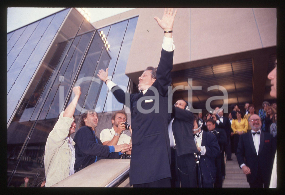 Alain DELON - FESTIVAL CINEMA CANNES 1990 35 mm vintage slide 2 Diapositiva d'epoca, in formato 35 mm.CONDIZIONI: GOODE' severamente vietata la riproduzione. Tutti i diritti sono riservati.ICharta mette in vendita, sul negozio eBay e in esclusiva sul sito "icharta" il proprio archivio composto da numerose diapositive e negativi fotografici d'epoca, tutti originali e autentici, che attraversano la storia del costume italiano tra gli la fine degli anni Sessanta e Novanta.Si tratta di uno sguardo inedito sull'attualità, la politica, la vita quotidiana, il gossip e la cultura, che fotografa il cambiamento della nazione in quest'ultimo scorcio del XX secolo. Un'occasione unica per il mercato del collezionismo, che vede finalmente disponibile un archivio eccezionale per vastità, tematiche e condizioni, in un settore (il negativo fotografico e la diapositiva) di assoluta novità e dalle interessanti prospettive di investimento.  GOOD/buono   originale e autentica 1